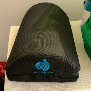 Huanuo Leg/Foot Bump for home, office or flying. NWOT